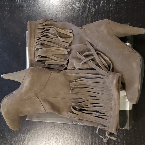 NWB! N.Y.L.A Gray Suede Leather Fringe Boots 6 - Picture 2 of 7